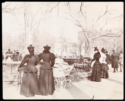 Uitzicht op vrouwen met kinderwagens bij een fontein in Madison Square Park, New York, c.1905 door Byron Company